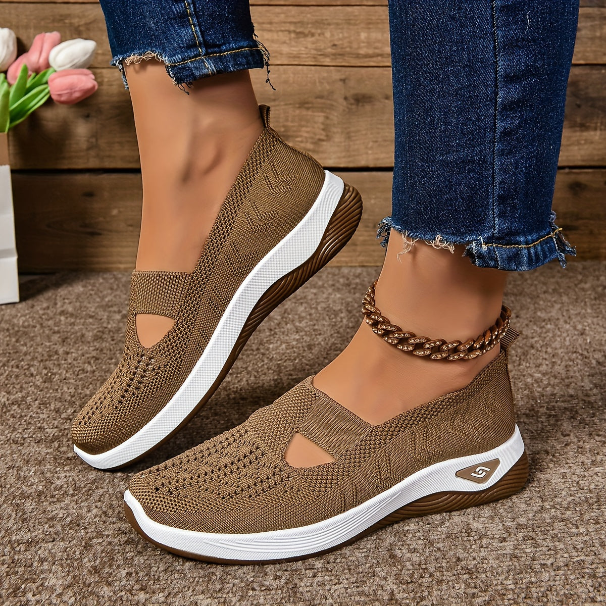 Scarpe antiscivolo in maglia marrone, suola bianca e trafori laterali