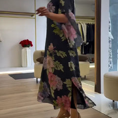 Abito maxi chiffon blu scuro con stampa floreale rosa e lilla, spacco laterale