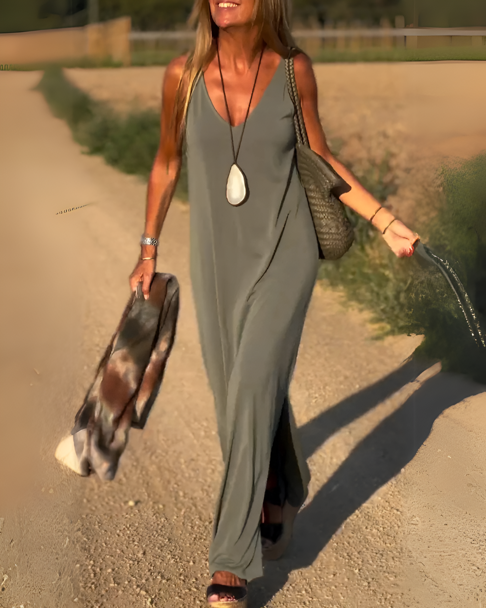 Abito maxi boho senza maniche blu con scollo a V, spacchi laterali e tessuto fluido