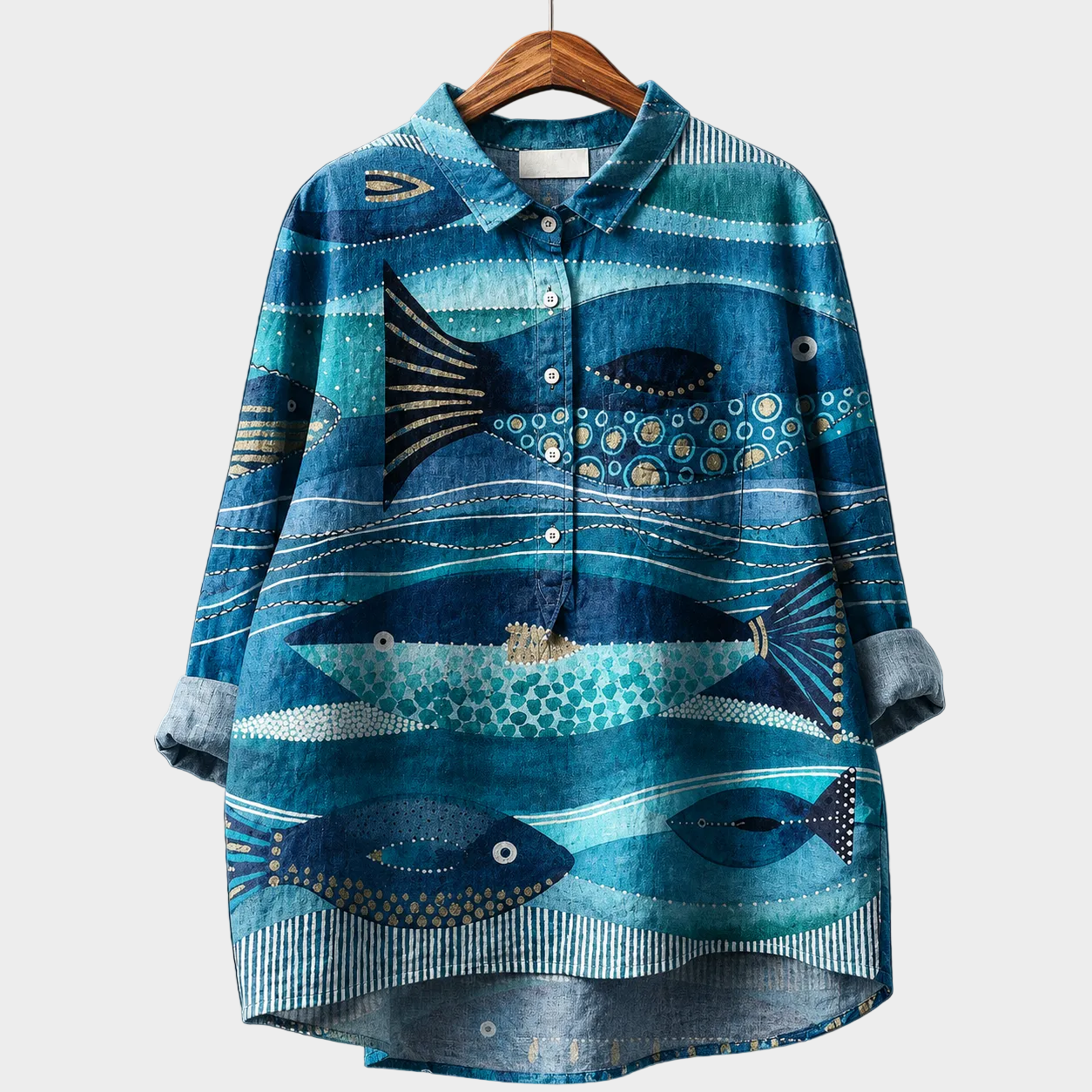 Blusa estiva in tessuto azzurro con stampa pesci, maniche lunghe e bottoni