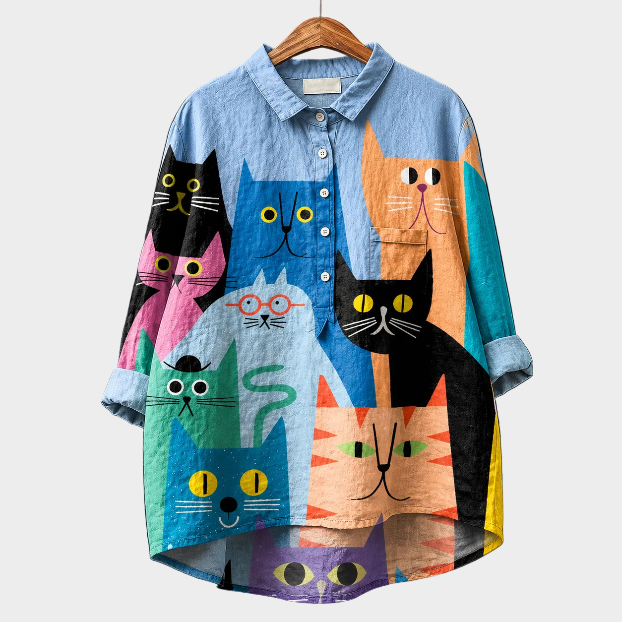Blusa estiva azzurra con colletto e bottoni, fantasia gatti colorata, maniche lunghe