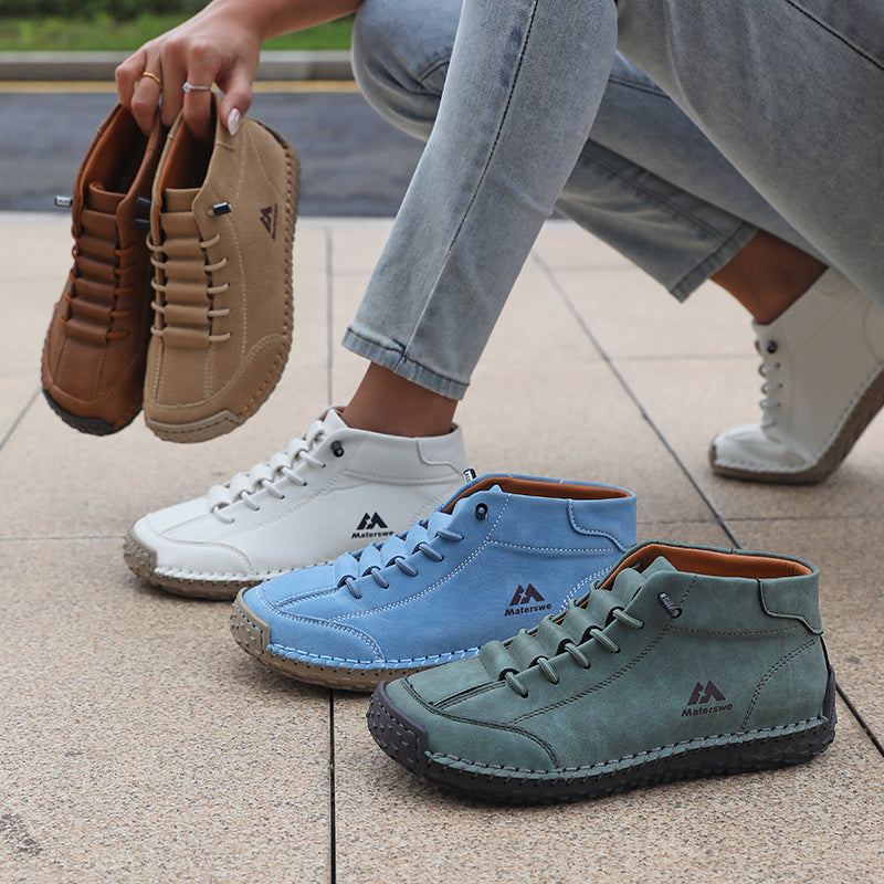 Sneaker punta larga: coppia bianca e azzurra a terra, più scarpe marroni in mano