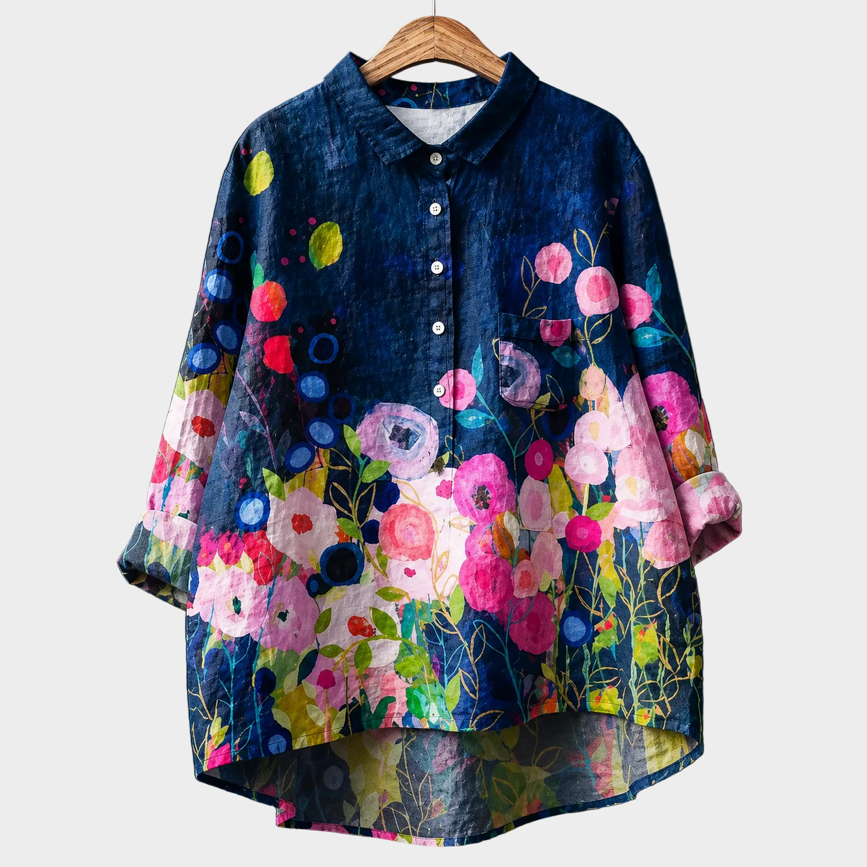 Blusa estiva elegante blu scuro con colletto e bottoni, stampa floreale colorata.