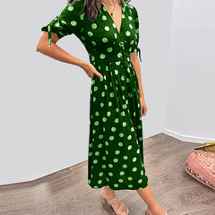 Abito midi verde a pois con scollo a V, maniche 3/4 e cintura in vita