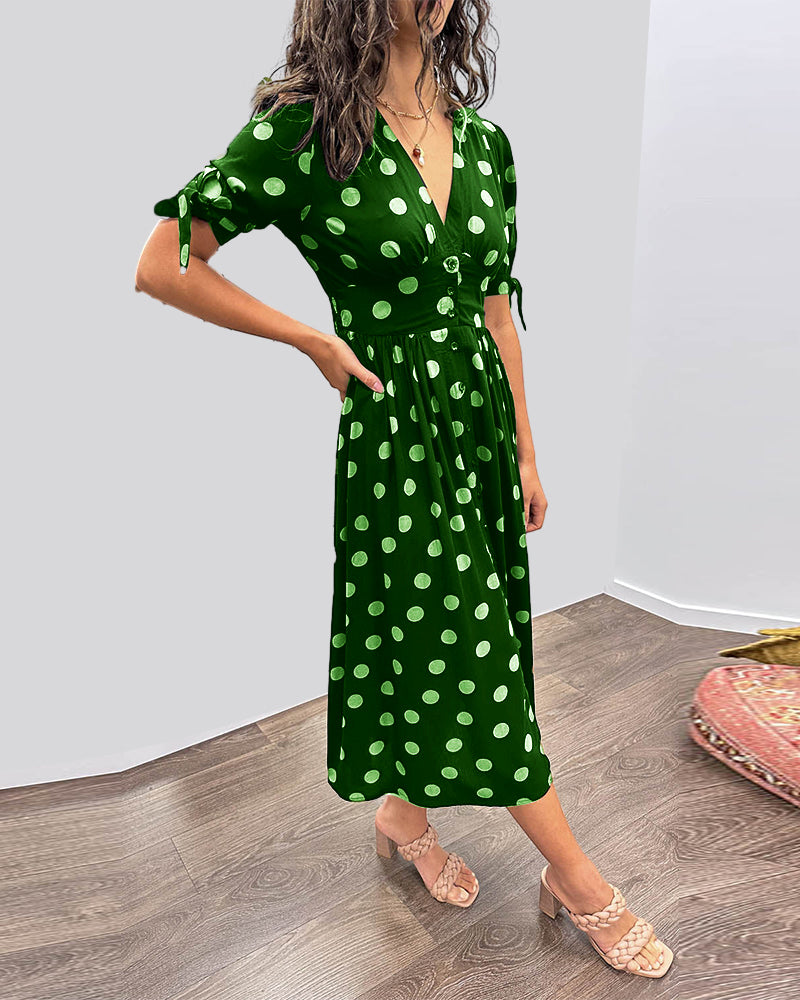 Abito midi verde a pois con scollo a V, maniche 3/4 e cintura in vita