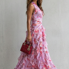 Abito lungo rosa con rose, spalline e scollo a V, gonna a balze a strati