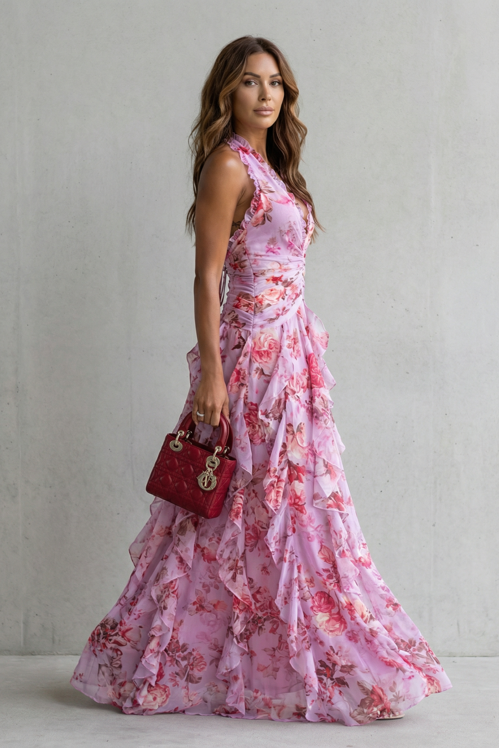 Abito lungo rosa con rose, spalline e scollo a V, gonna a balze a strati