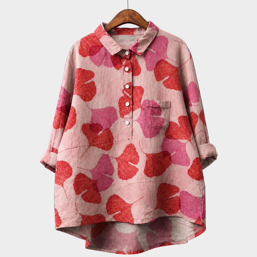 Blusa estiva con colletto e bottoni, maniche a polsino, fantasia floreale rossa su rosa.