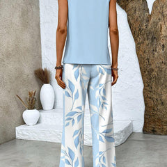Completo estivo azzurro: top smanicato e pantaloni ampi con motivo foglie