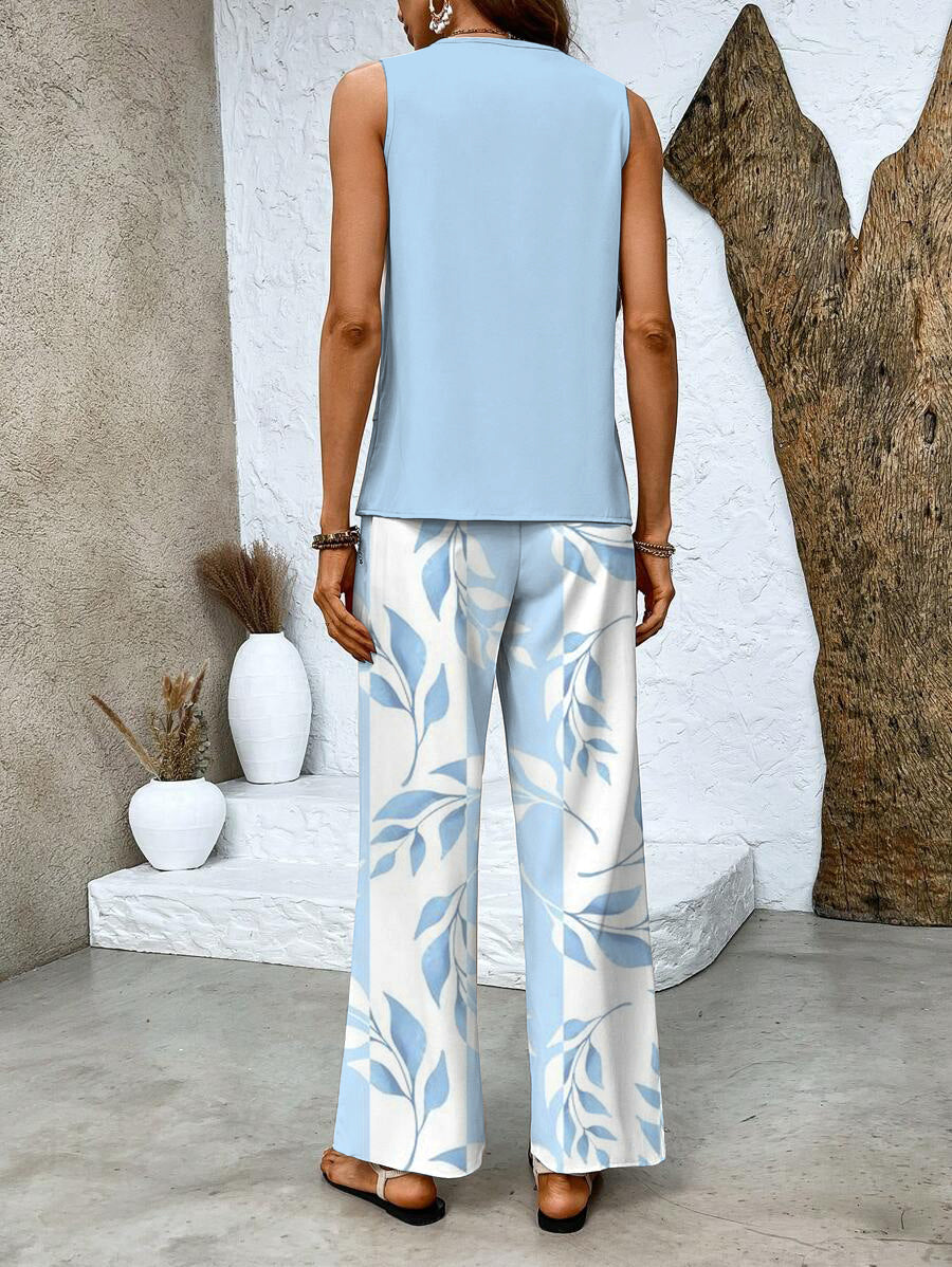 Completo estivo azzurro: top smanicato e pantaloni ampi con motivo foglie