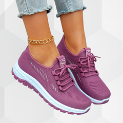 Sneakers rosa traspiranti con lacci, suola zigrinata bianca e tomaia a rete
