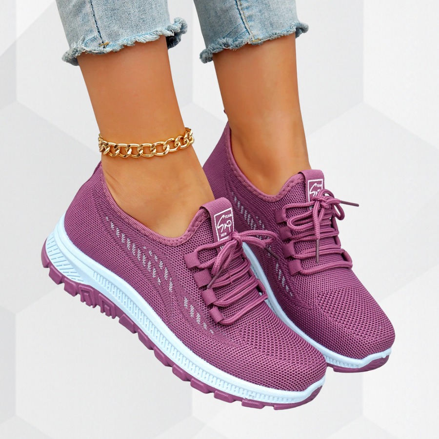 Sneakers rosa traspiranti con lacci, suola zigrinata bianca e tomaia a rete