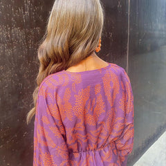 Abito midi viola con motivo all-over e maniche lunghe ampie sul retro