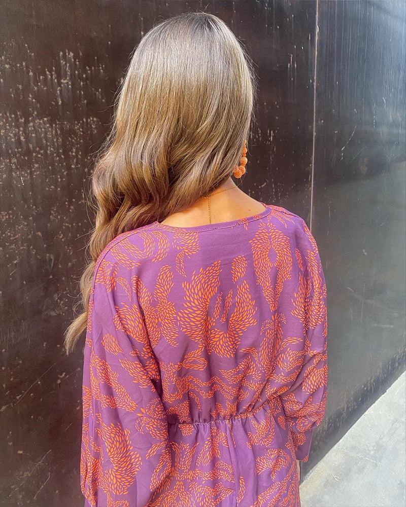 Abito midi viola con motivo all-over e maniche lunghe ampie sul retro