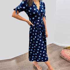 Abito midi blu a pois con scollo a V, maniche 3/4 e cintura in vita (fianco)