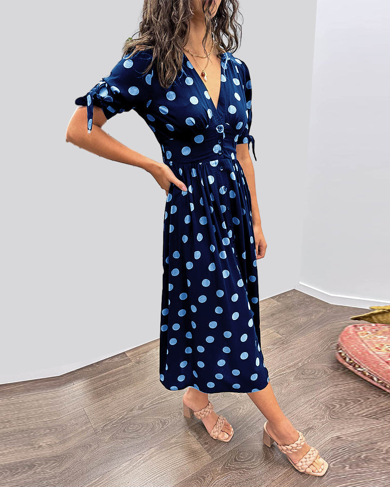 Abito midi blu a pois con scollo a V, maniche 3/4 e cintura in vita (fianco)