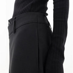 Pantaloni neri a gamba ampia, vita alta, tasche posteriori e cuciture
