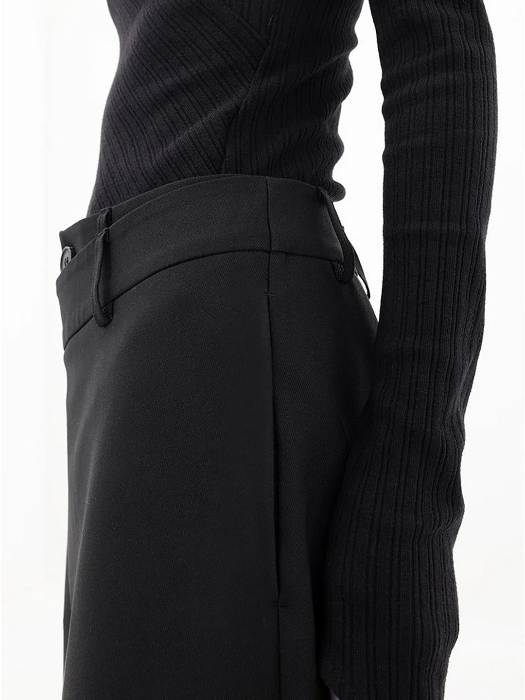 Pantaloni neri a gamba ampia, vita alta, tasche posteriori e cuciture