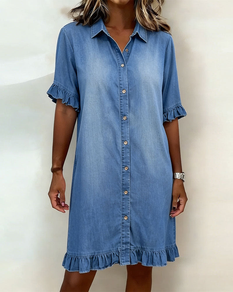 Abito in denim blu con bottoni e volant ai polsi, maniche a tre quarti