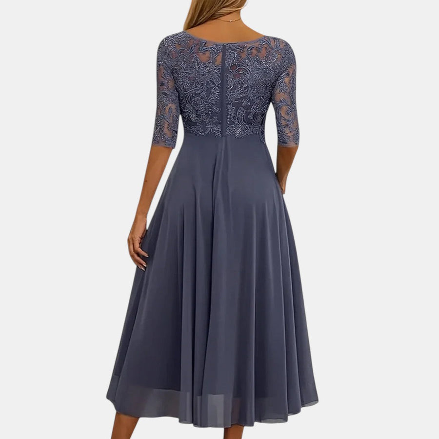 Abito elegante in pizzo blu scuro con schiena in pizzo e gonna svasata plissettata