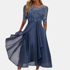 Abito elegante in pizzo blu scuro con maniche corte e gonna svasata plissettata