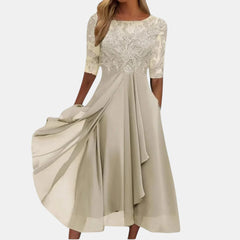 Abito elegante in pizzo crema con maniche corte e gonna svasata plissettata
