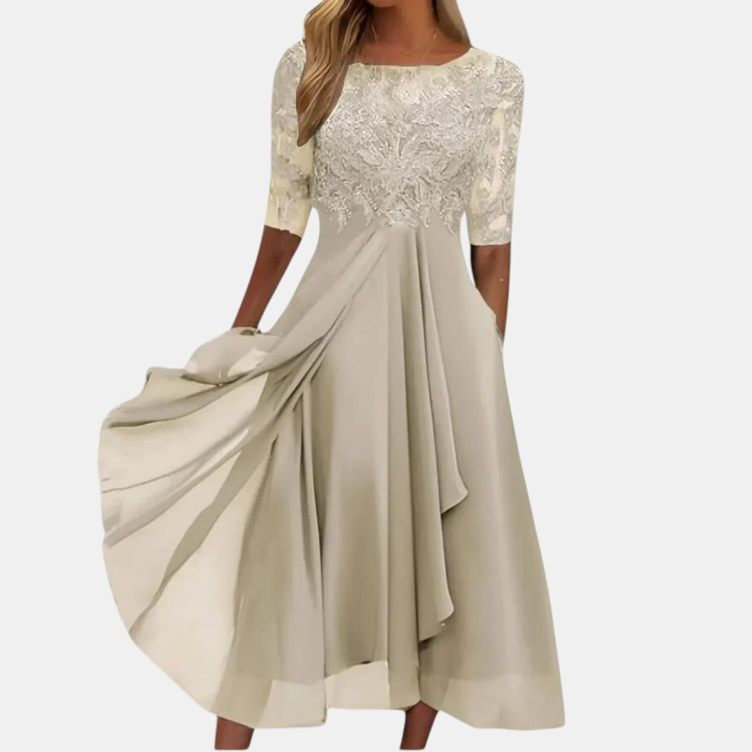 Abito elegante in pizzo crema con maniche corte e gonna svasata plissettata