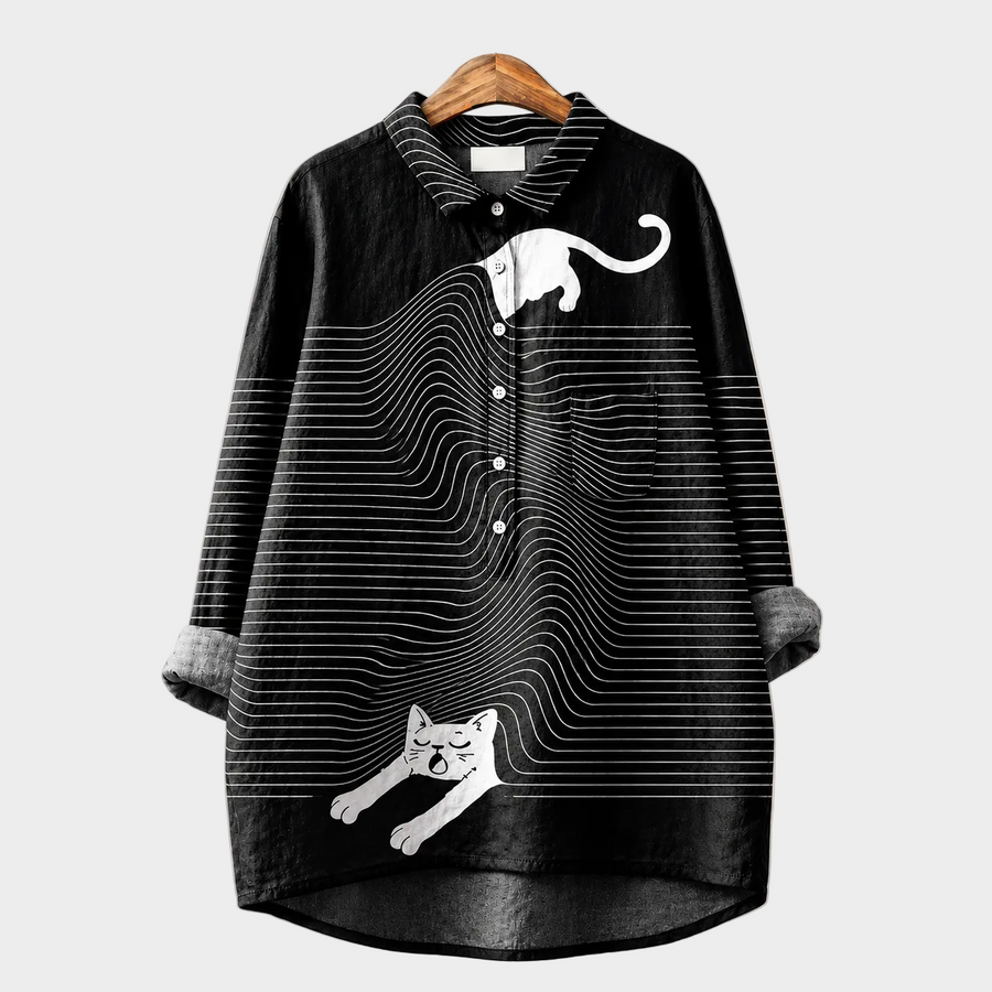 Blusa estiva elegante nera, colletto e bottoni; stampa a linee e gatto bianco.