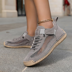 Scarpe ortopediche traspiranti grigie con lacci e cinturino, suola beige.