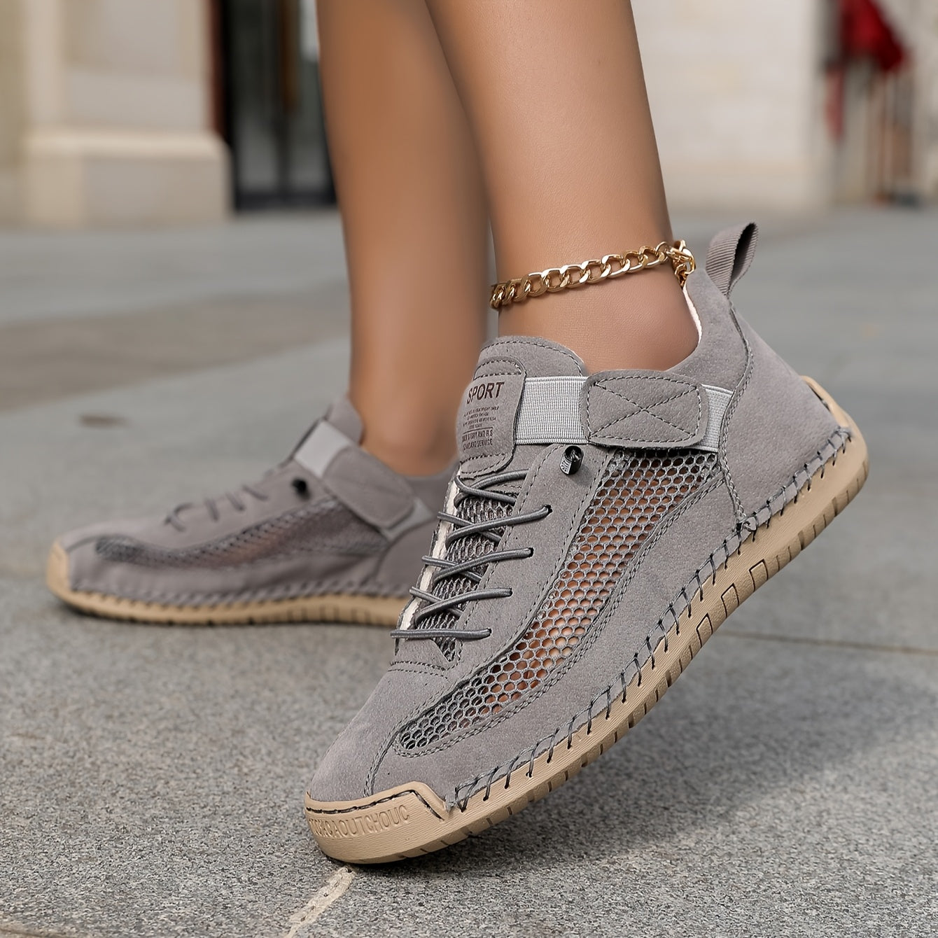 Scarpe ortopediche traspiranti grigie con lacci e cinturino, suola beige.