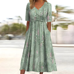 Vestito midi verde chiaro con scollatura a V, maniche corte e fantasia floreale rosa