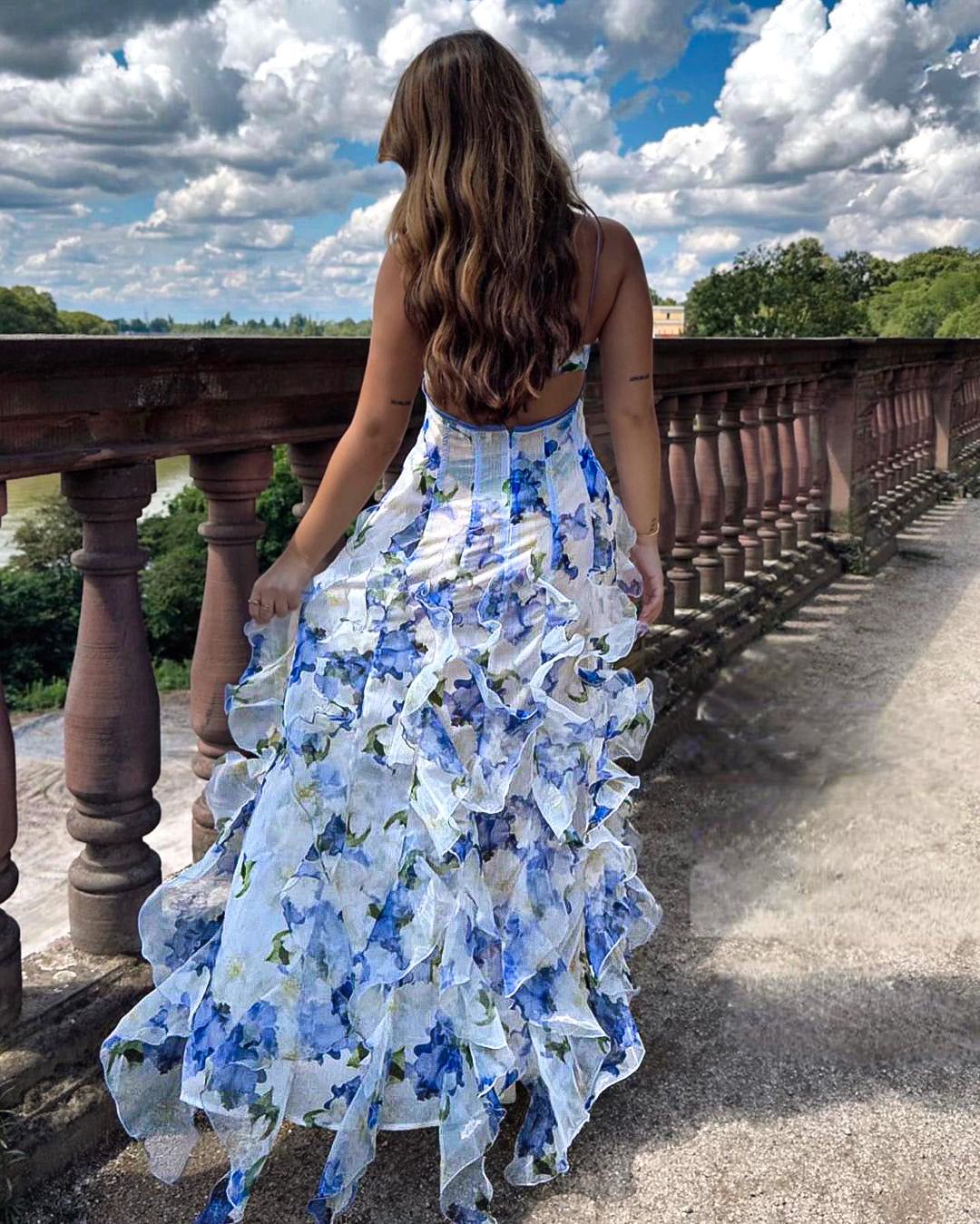 Abito midi floreale bianco e blu con bretelle sottili, balze a strati, vista posteriore