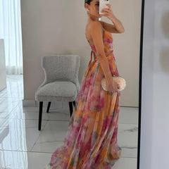 Abito maxi floreale multicolor con spalline sottili, busto incrociato e gonna lunga.
