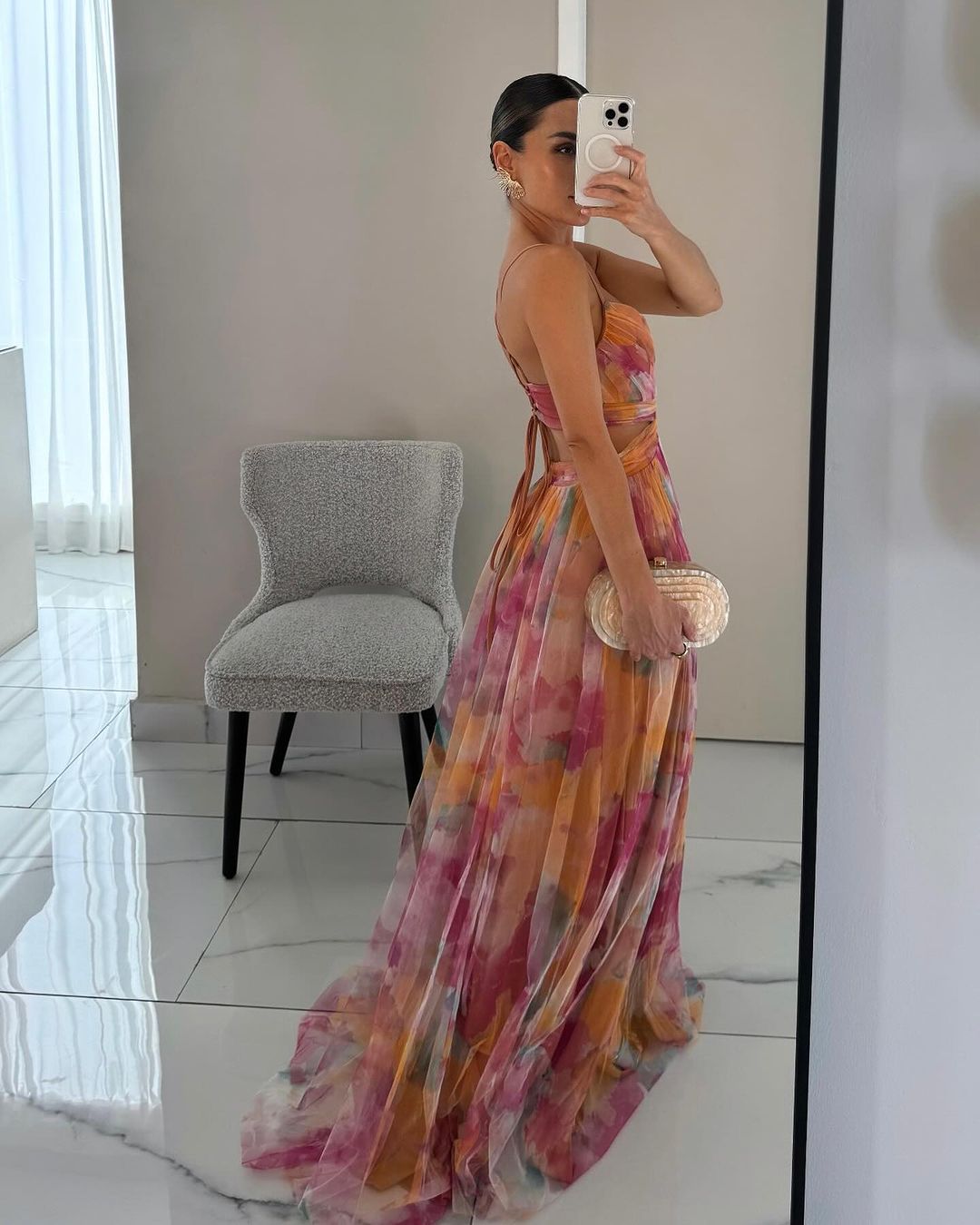 Abito maxi floreale multicolor con spalline sottili, busto incrociato e gonna lunga.