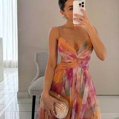 Abito maxi floreale multicolor con spalline sottili e busto incrociato, gonna ampia.