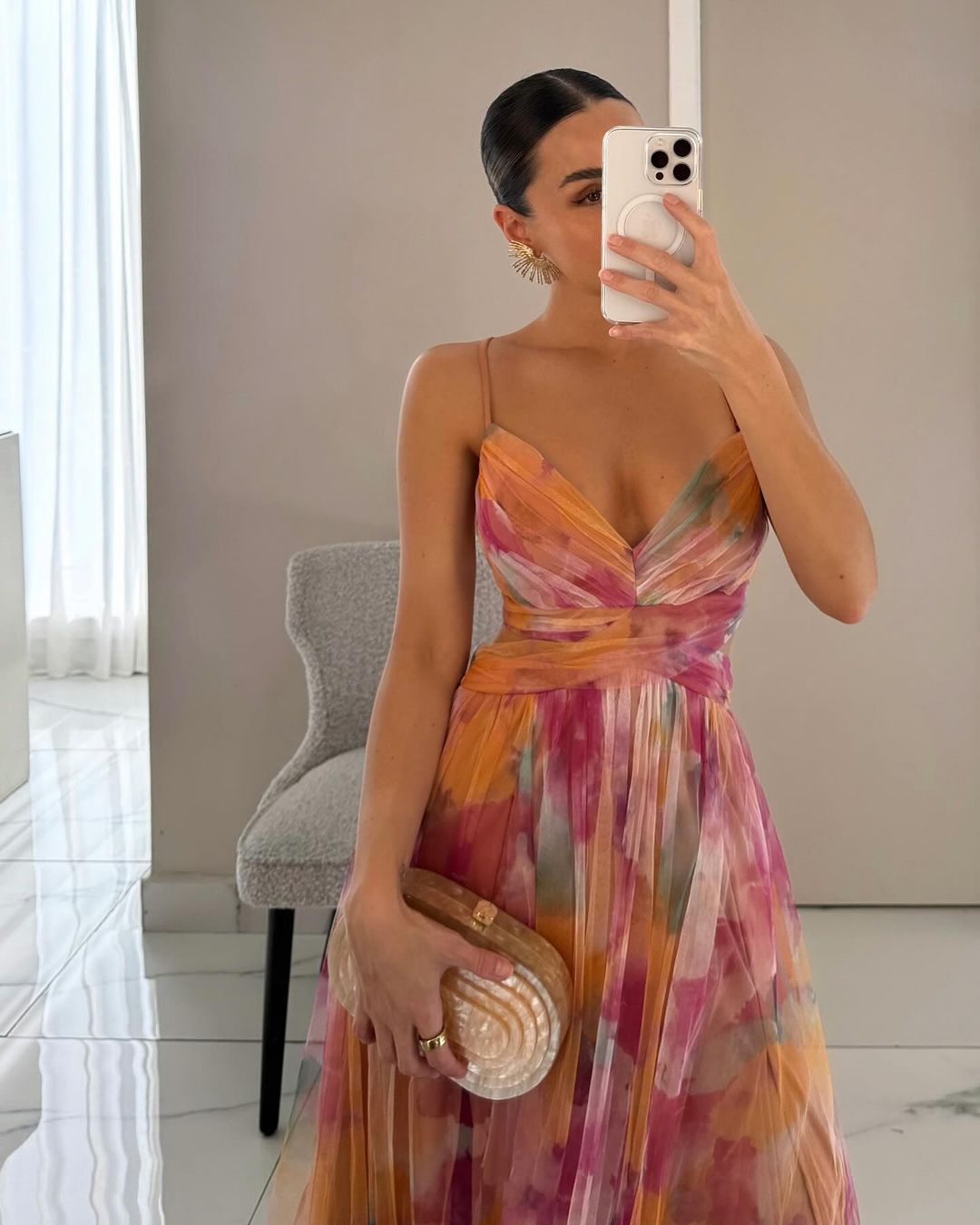 Abito maxi floreale multicolor con spalline sottili e busto incrociato, gonna ampia.