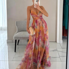Abito lungo floreale multicolor con scollo incrociato, spalline sottili e gonna svasata.