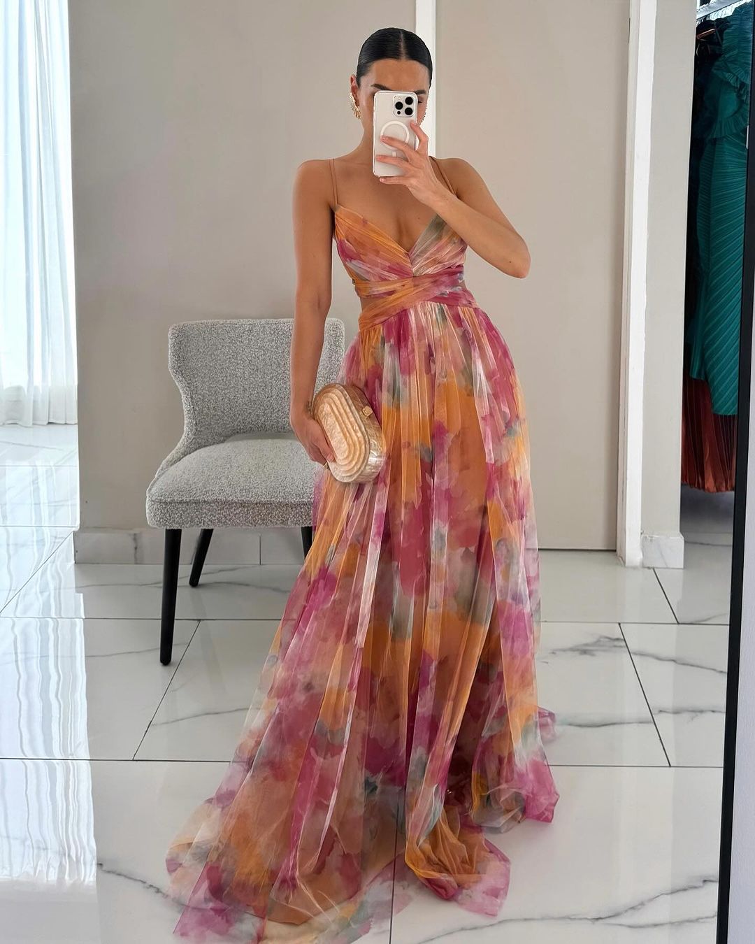 Abito lungo floreale multicolor con scollo incrociato, spalline sottili e gonna svasata.
