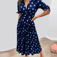 Abito midi blu a pois con scollo a V, maniche 3/4 e cintura in vita (frontale)