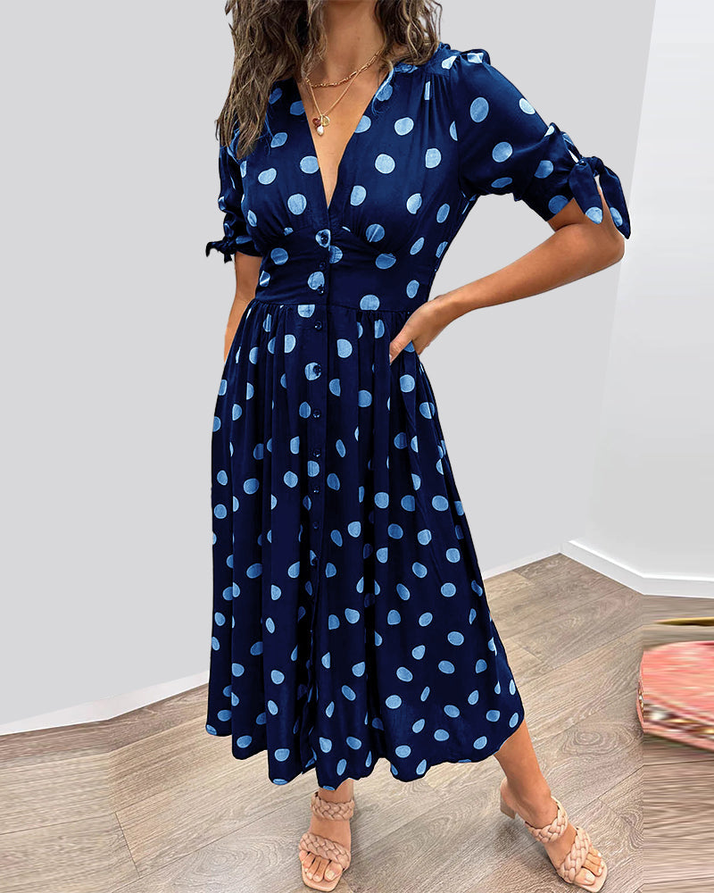 Abito midi blu a pois con scollo a V, maniche 3/4 e cintura in vita (frontale)