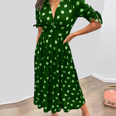 Abito midi verde a pois con scollo a V, maniche 3/4 e cintura in vita (frontale)