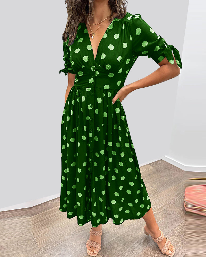 Abito midi verde a pois con scollo a V, maniche 3/4 e cintura in vita (frontale)