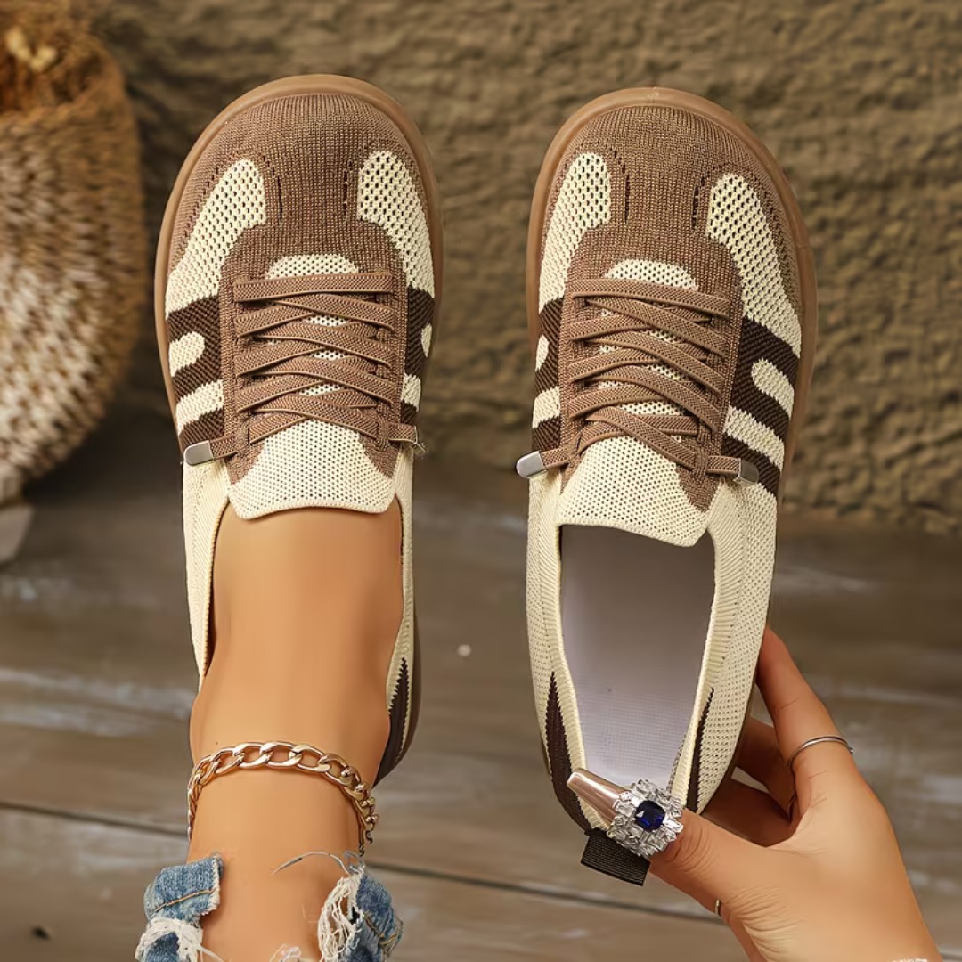 Scarpe comfort ortopediche beige con inserti neri e pizzo marrone, suola chiara