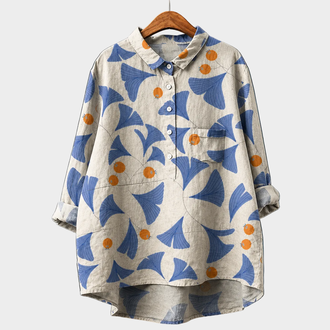 Blusa estiva in lino chiaro con stampa foglie blu e bottoni, maniche lunghe