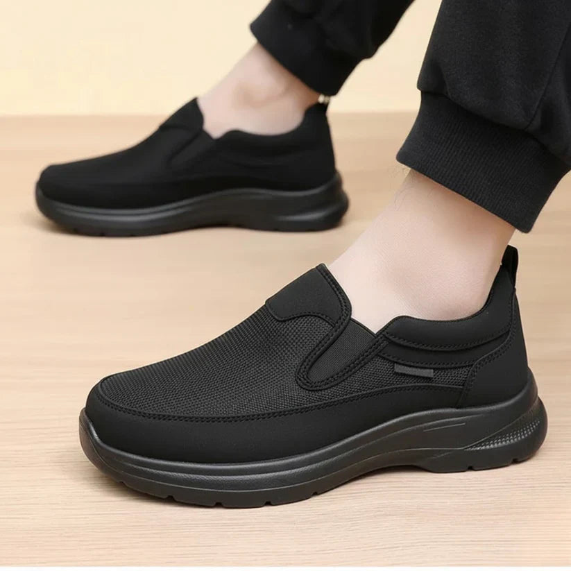 Scarpe casual ortopediche nere con tomaia in tessuto e cinturino superiore