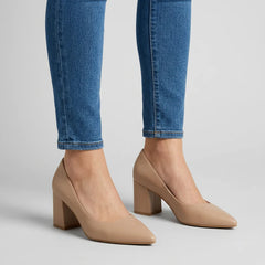 Scarpe con tacco a blocco beige e punta a spillo, indossate con jeans