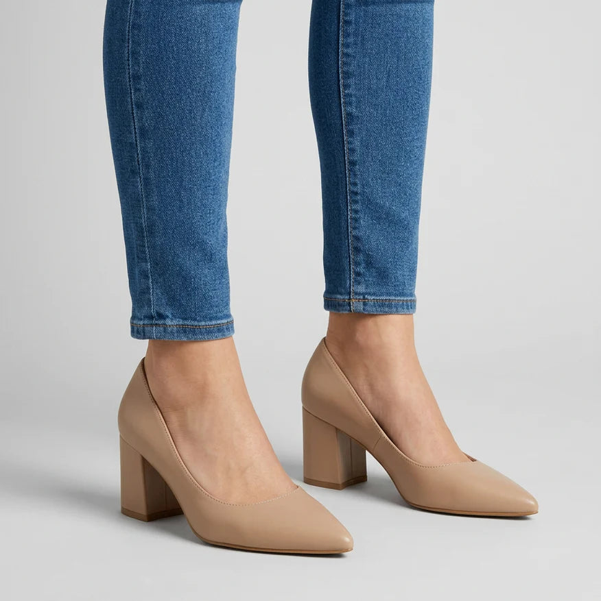 Scarpe con tacco a blocco beige e punta a spillo, indossate con jeans