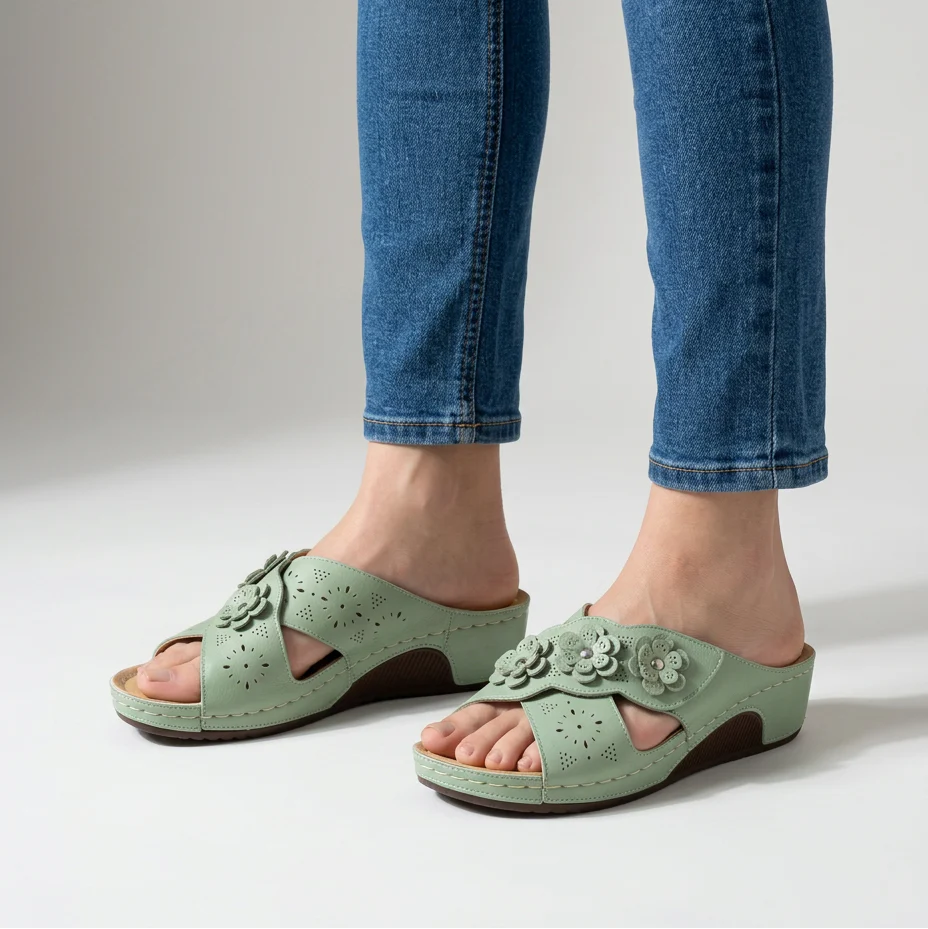 Sandali eleganti verde chiaro con zeppa, fascia a X e fiori 3D traforati