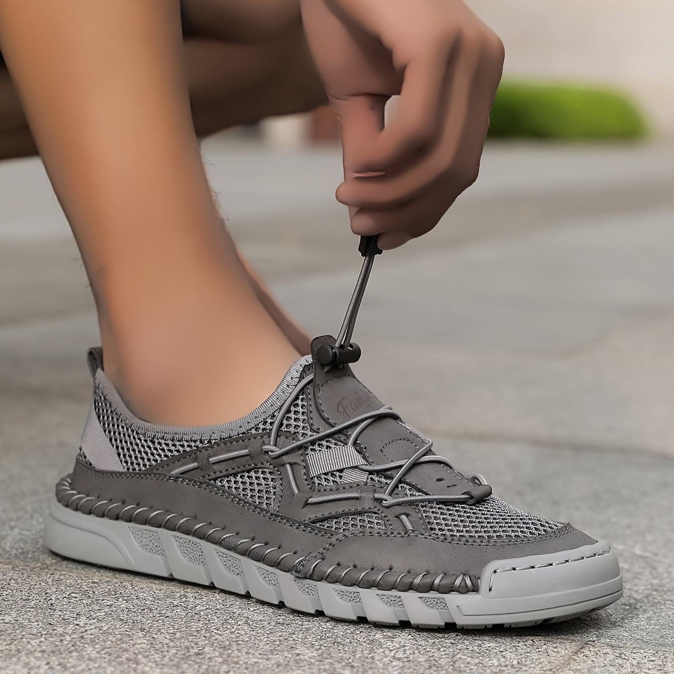Scarpe comfort traspiranti grigie in rete con lacci e suola bianca