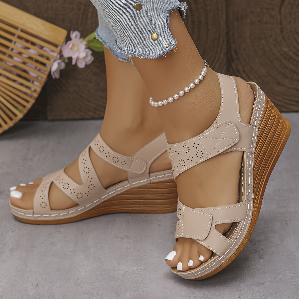 Sandali ortopedici comfort beige con zeppa a listelli, cinturini alti e dettagli traforati.